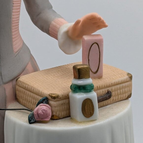 Avon President's Club 1984 Mrs Albee Award Figurine 10" - Picture 7 of 7